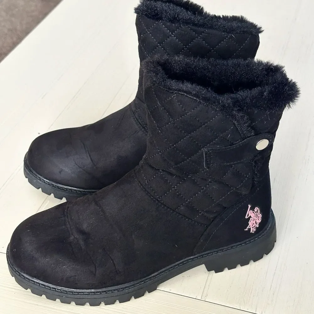 Black quilted faux suede winter slip on boots snap closure fur lined Size 7